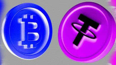 تراجع البيتكوين إلى 56 ألف دولار بينما يرتفع التيثر: هل يلجأ المستثمرون للأمان أم يبيعون؟