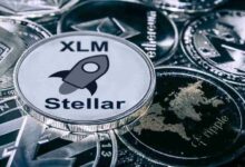 XRP أم XLM؟ اكتشف الآن مع الذكاء الاصطناعي أيهما الأفضل للشراء في بداية عام 2025!