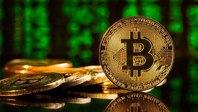 بيتكوين تهبط إلى 100 ألف دولار مع فرض ترامب تعريفة على كندا والمكسيك والصين - اطلع على التفاصيل!