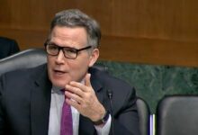 "سيناتور والرئيس التنفيذي السابق لـ Bridgewater يستثمر أكثر في البيتكوين مع مشروع قانون قيد الإعداد – اكتشف التفاصيل الآن!"