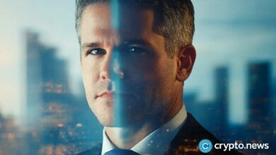 حصري: آدم كينزينغر يهاجم مشاريع ترامب في العملات الرقمية ويحذر من مخاطر الفساد – تعرف على التفاصيل!