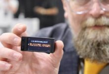 "لماذا يحمل هذا المشرع المؤيد للبيتكوين ساعة الدين الأمريكي في جيبه؟ اكتشف السبب الآن!"