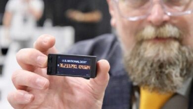 "لماذا يحمل هذا المشرع المؤيد للبيتكوين ساعة الدين الأمريكي في جيبه؟ اكتشف السبب الآن!"