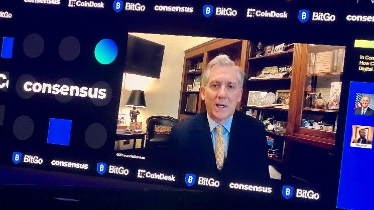 "عملة ترمب الميمية وحصته في الكريبتو تعقد التشريع: النائب فرينش هيل يكشف التفاصيل"