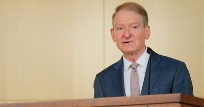 "مسؤول في هيئة الأوراق المالية الأمريكية يطالب بالسماح للشركات بحفظ وتداول البيتكوين والأوراق المالية تحت سقف واحد – تعرف على التفاصيل!"