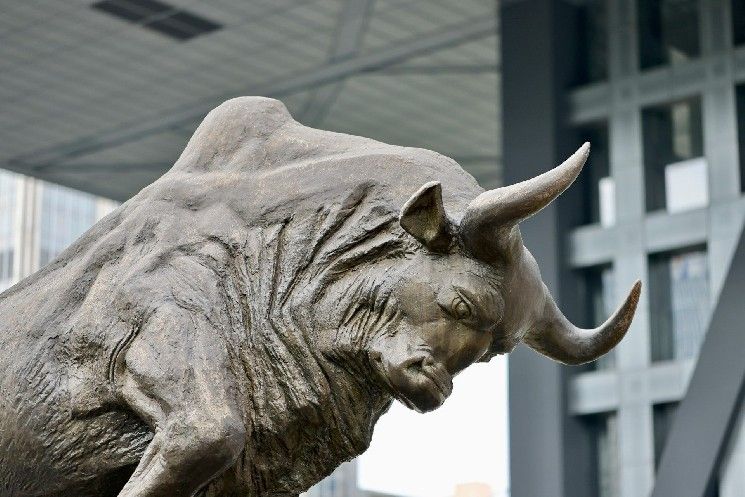 إثير يرتفع 8% وبيتكوين يقترب من 106 ألف دولار مع سيطرة الثيران على سوق العملات الرقمية