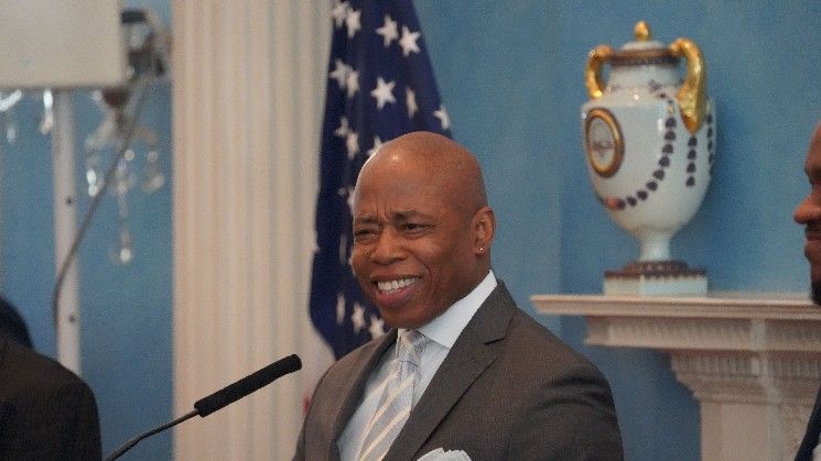 "عمدة نيويورك إريك آدمز يدعو لإلغاء ترخيص BitLicense ويقترح بديلاً ثورياً: BitBond – تعرف على التفاصيل!"