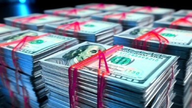 رجل يُزعم أنه سرق 3 ملايين دولار من بنك باستخدام هويات مزورة وأصدقاء وعائلة ومتواطئ داخلي - اكتشف التفاصيل الآن!