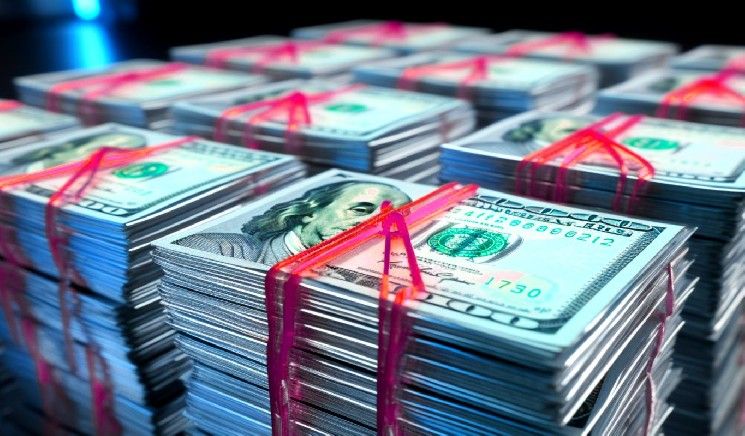 رجل يُزعم أنه سرق 3 ملايين دولار من بنك باستخدام هويات مزورة وأصدقاء وعائلة ومتواطئ داخلي - اكتشف التفاصيل الآن!