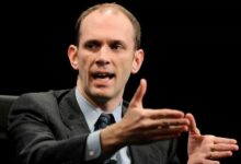 "عضو مجلس الاحتياطي الفيدرالي أوستان جولسبي يصدر تصريحات هامة حول الاقتصاد الأمريكي وسط أحداث جيوسياسية صعبة – تعرف على التفاصيل الآن!"