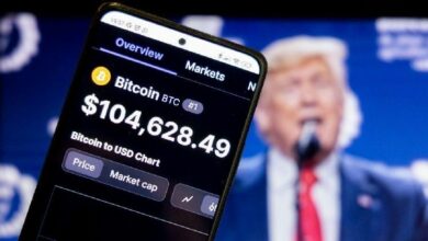 "Bitcoin تتوقف عند مستوى محوري والأسهم تتبع المسار نفسه – اكتشف الأسباب الآن!"