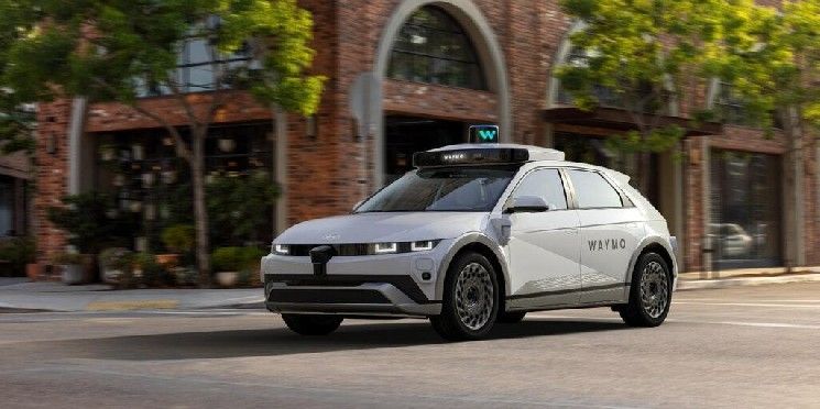 سيارات Waymo ذاتية القيادة تحترق خلال احتجاج ICE في لوس أنجلوس – اكتشف التفاصيل الآن!