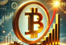 "بتكوين يصعد.. لكن مؤشر NVT يرسل إشارة مفاجئة! اكتشف التفاصيل الآن"