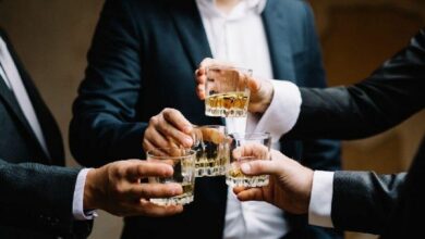 "البيتكوين يهبط تحت 115 ألف دولار.. والمؤسسات تشتري عند الانخفاض!"