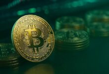 "البيتكوين عالق بين 100 ألف و110 ألف دولار.. هل يدخل المستثمرون الصغار والحيتان في مواجهة؟ اكتشف التفاصيل الآن!"