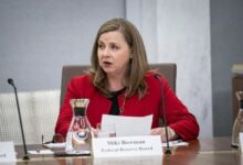 عضو رفيع في الاحتياطي الفيدرالي يوجه تصريحات حاسمة بشأن أسعار الفائدة والاقتصاد الأمريكي