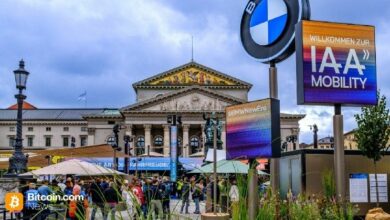 بي إم دبليو تحول NFT من BAYC إلى سيارة "آيب كار" حصرية في العالم الواقعي وتسلمها للجامع في معرض IAA ميونخ