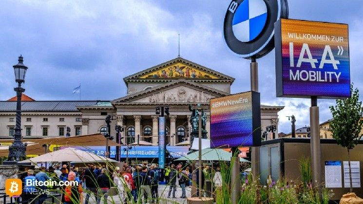 بي إم دبليو تحول NFT من BAYC إلى سيارة "آيب كار" حصرية في العالم الواقعي وتسلمها للجامع في معرض IAA ميونخ