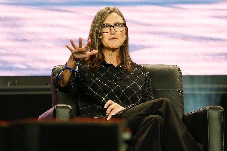 كاثي وود مديرة استثمارات بقيمة 35 مليار دولار تجيب: "أيهما سيتصدر المستقبل.. البيتكوين أم الإيثيريوم؟"