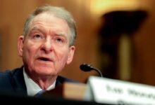 رئيس هيئة الأوراق المالية والتبادل الأمريكي يحذر من استمرار الرقابة على الأسواق المالية رغم الإغلاق