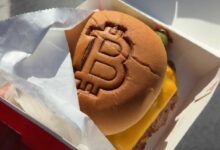 تراجع البيتكوين في أكتوبر: لماذا يهبط "ملك العملات الرقمية" بينما الذهب يلمع