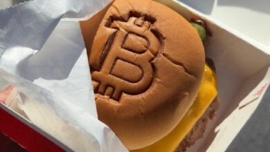 تراجع البيتكوين في أكتوبر: لماذا يهبط "ملك العملات الرقمية" بينما الذهب يلمع