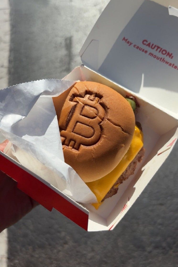 تراجع البيتكوين في أكتوبر: لماذا يهبط "ملك العملات الرقمية" بينما الذهب يلمع