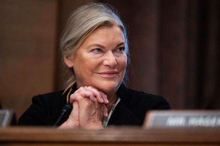 بخُطىً ثابتة: سناتور لوميس تدفع قدماً بتشريعات هيكلة سوق العملات الرقمية رغم التهديد بالإغلاق