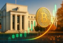 بتكوين يستعيد نصف خسائره من انهيار أكتوبر مع توقعات خفض الفائدة الأمريكية