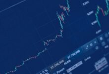 لماذا تشهد العملات الرقمية والأسهم ارتفاعًا مفاجئًا الآن؟