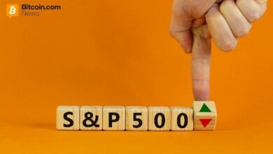 بتكوين تتأرجح بقوة بينما تسجل الأسهم القياسية أعلى مستوياتها