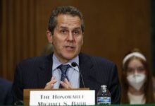 تعليقات خاصة من كبير المسؤولين في الاحتياطي الفيدرالي مايكل بار حول خفض أسعار الفائدة وإغلاق الحكومة الأمريكية