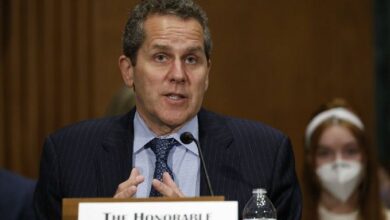 تعليقات خاصة من كبير المسؤولين في الاحتياطي الفيدرالي مايكل بار حول خفض أسعار الفائدة وإغلاق الحكومة الأمريكية