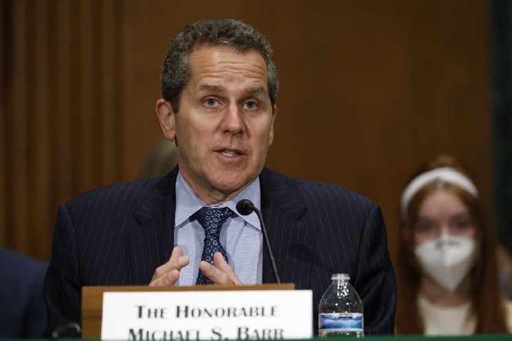 تعليقات خاصة من كبير المسؤولين في الاحتياطي الفيدرالي مايكل بار حول خفض أسعار الفائدة وإغلاق الحكومة الأمريكية