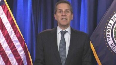 محافظ مجلس الاحتياطي الفيدرالي بار يحذر من ثغرة محتملة للبيتكوين في قانون GENIUS