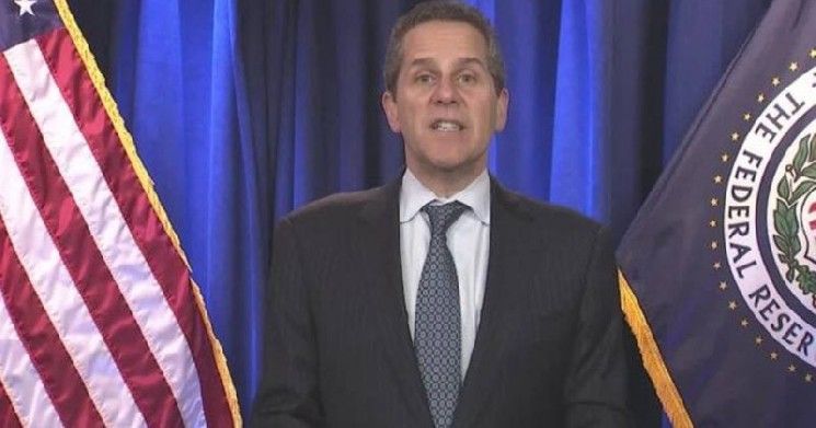 محافظ مجلس الاحتياطي الفيدرالي بار يحذر من ثغرة محتملة للبيتكوين في قانون GENIUS