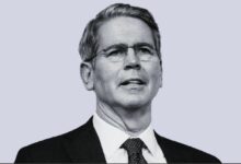 وزير الخزانة الأمريكية يخفض التوقعات حول 'أرباح التعريفة' البالغة 2000 دولار التي وعد بها ترامب