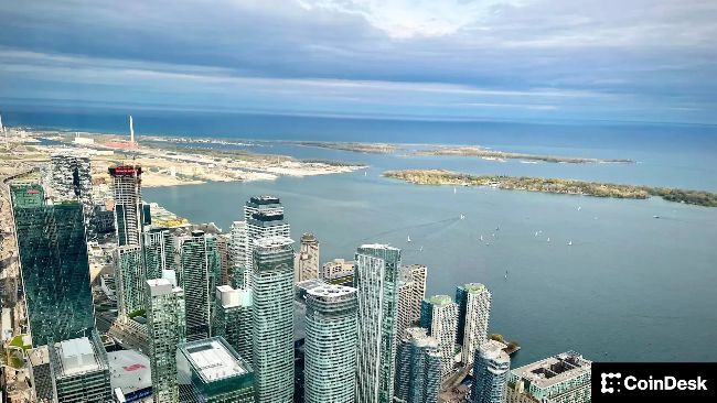 كندا تبدأ مسيرة تنظيم العملات المستقرة