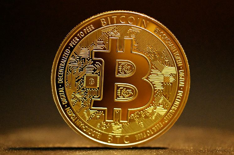 هل يُختتم عام 2025 على Bitcoin (BTC) بارتفاع؟ إغلاق نوفمبر قد يحمل الإجابة