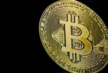 هل يستمر هبوط البيتكوين؟ انخفاضه إلى 102,000 دولار قد يكون النهاية قبل الصعود