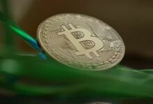 محللون في البورصات يفسرون سبب الهبوط الأخير للبيتكوين وتوقعاتهم المستقبلية: "هذا المستوى الهبوطي حرج للغاية"