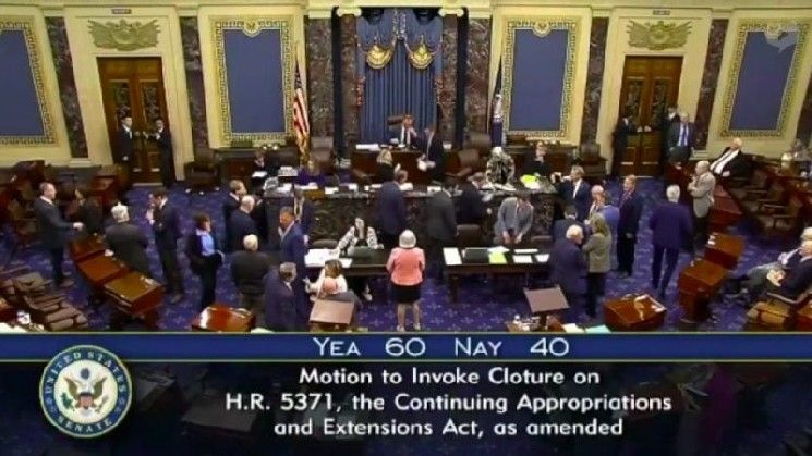 مجلس الشيوخ الأمريكي يقر مشروع قانون لإنهاء إغلاق الحكومة ويحيله إلى الكونغرس