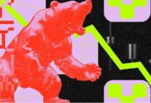 خسائر البيتكوين تضرب خزائن الشركات: مكاسب العام تتبخر بفعل انهيار الأسعار