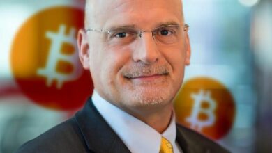 محلل بلومبيرج ماكلون يُصدر تحذيرًا جديدًا بشأن البيتكوين والعملات البديلة