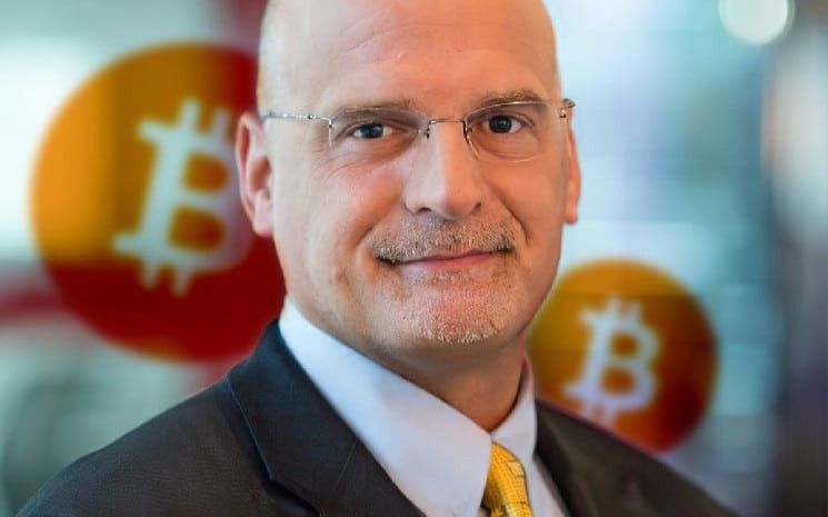 محلل بلومبيرج ماكلون يُصدر تحذيرًا جديدًا بشأن البيتكوين والعملات البديلة