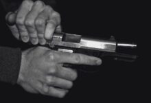 مسلحون يهاجمون شخصين أثناء إجراء معاملة للعملات الرقمية في موقف سيارات بترينسيتي