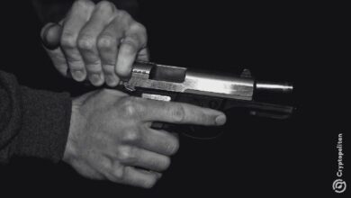 مسلحون يهاجمون شخصين أثناء إجراء معاملة للعملات الرقمية في موقف سيارات بترينسيتي