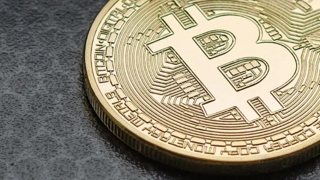 هيكل بيتكوين يضيق: اختراق واحد فوق هذه المنطقة قد يشعل صعودًا إلى 107,000 دولار