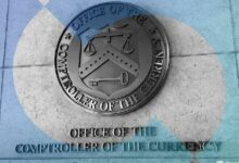 مُنظِّم مصرفي أمريكي رفيع: يجب إنهاء "تجميد حسابات العملات المشفرة" ومحاولات "تسليح التمويل"