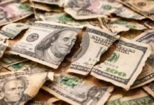 الدولار الأمريكي يتجه نحو أسوأ أسبوعي في سبعة أشهر بسبب عدم اليقين السياسي